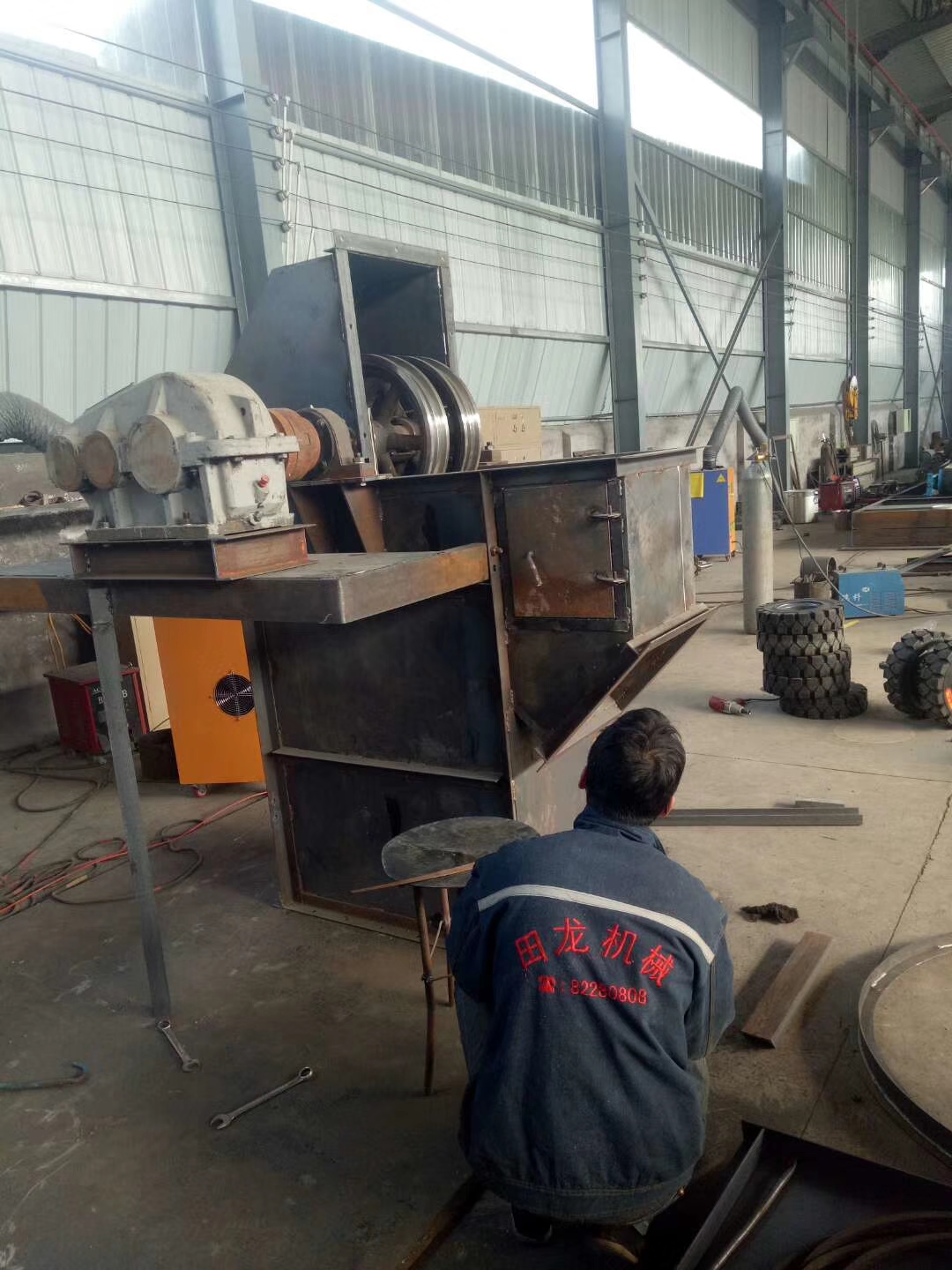 環鏈斗式提升機工人安裝中