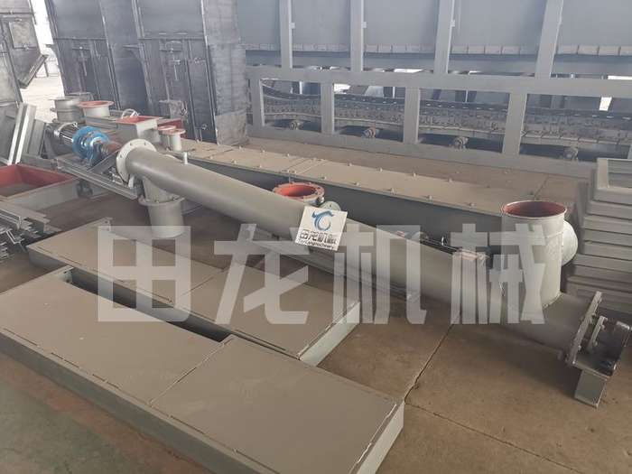 螺旋輸送機工人安裝發貨中