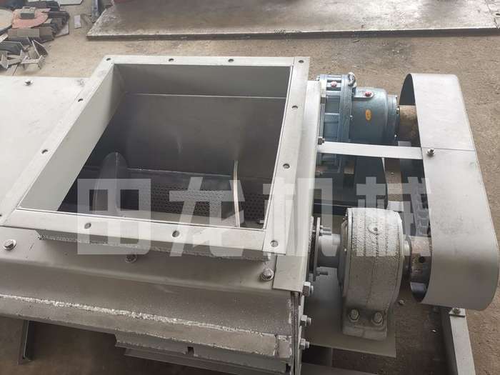 螺旋輸送機工人安裝調試！